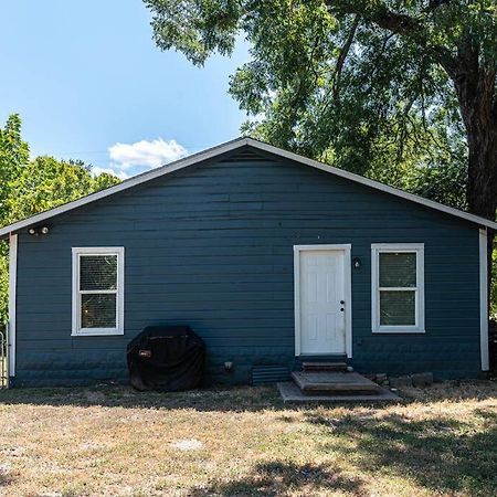 Escape To A Restored 1920S East Waco Bungalow Exterior photo
