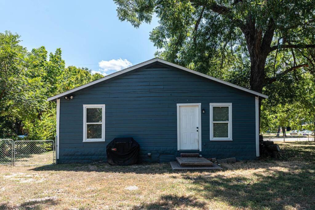 Escape To A Restored 1920S East Waco Bungalow Exterior photo